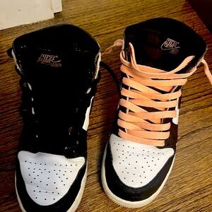 Jordan 1 Bleached Coral size 4 (grade school)no box included